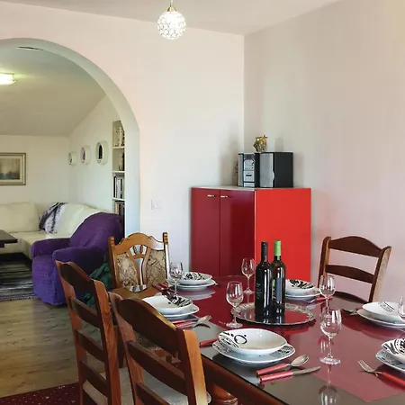 3 Bedroom Cozy In Kastel Kambelovac
