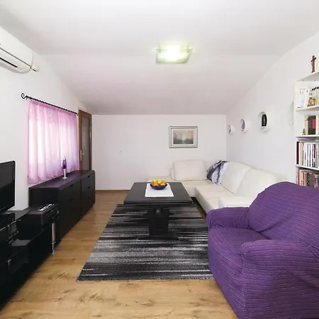 3 Bedroom Cozy In Kastel Kambelovac Apartment