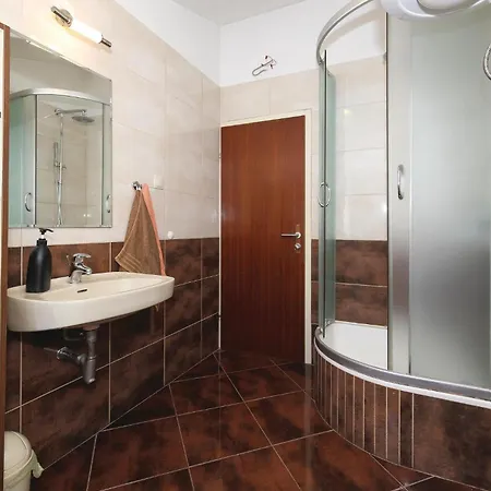 3 Bedroom Cozy In Kastel Kambelovac Apartment *