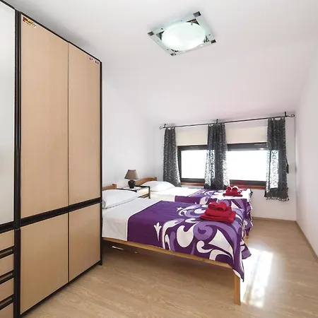Apartment 3 Bedroom Cozy In Kastel Kambelovac *