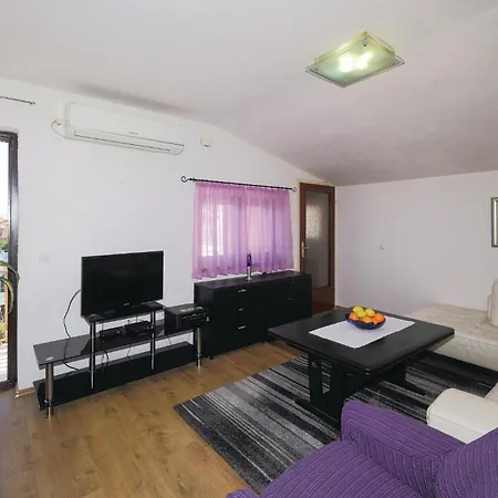 Apartment 3 Bedroom Cozy In Kastel Kambelovac Kastela