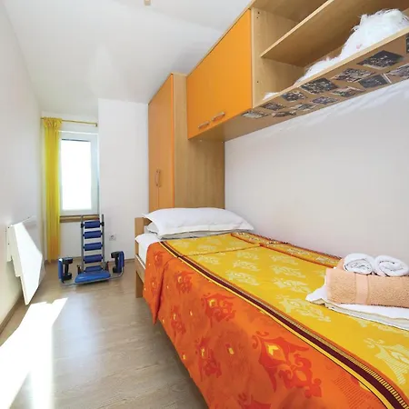 3 Bedroom Cozy In Kastel Kambelovac *
