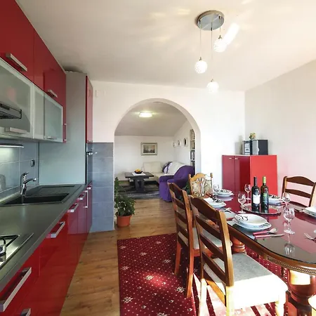 3 Bedroom Cozy In Kastel Kambelovac