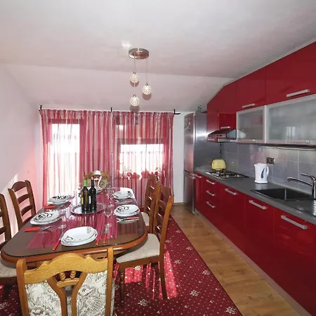 Apartment 3 Bedroom Cozy In Kastel Kambelovac