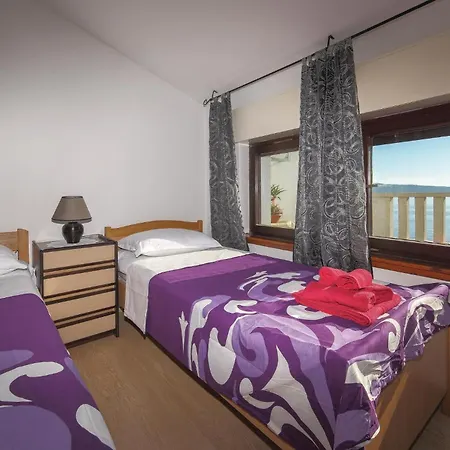 Apartment 3 Bedroom Cozy In Kastel Kambelovac