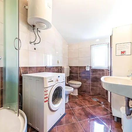 3 Bedroom Cozy In Kastel Kambelovac Apartment *