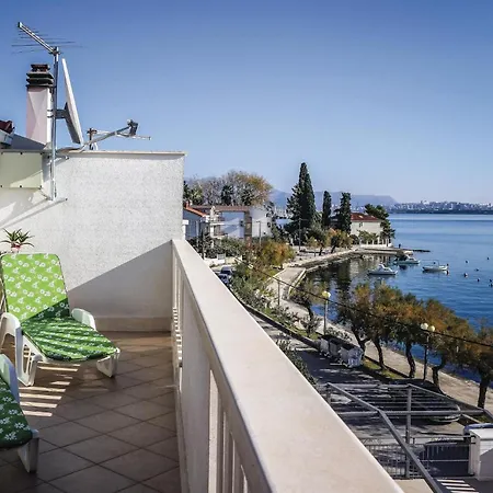 Apartment 3 Bedroom Cozy In Kastel Kambelovac Kastela