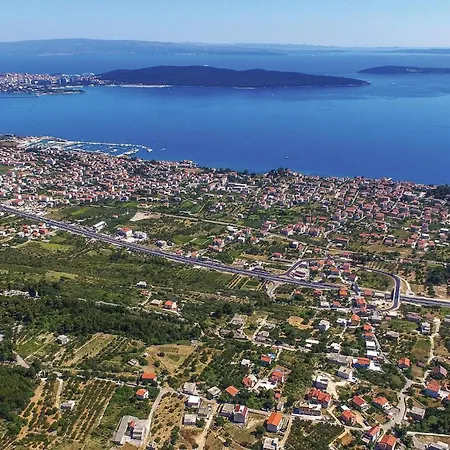 3 Bedroom Cozy In Kastel Kambelovac Apartment *