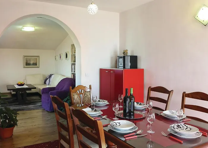 Three-bedroom In Kastel Kambelovac