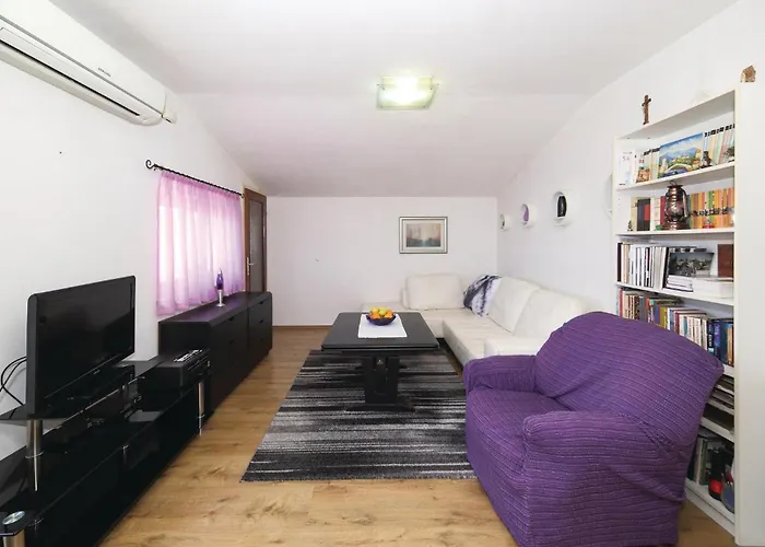 Three-bedroom In Kastel Kambelovac Διαμέρισμα