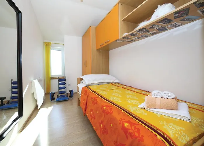 Three-bedroom In Kastel Kambelovac *