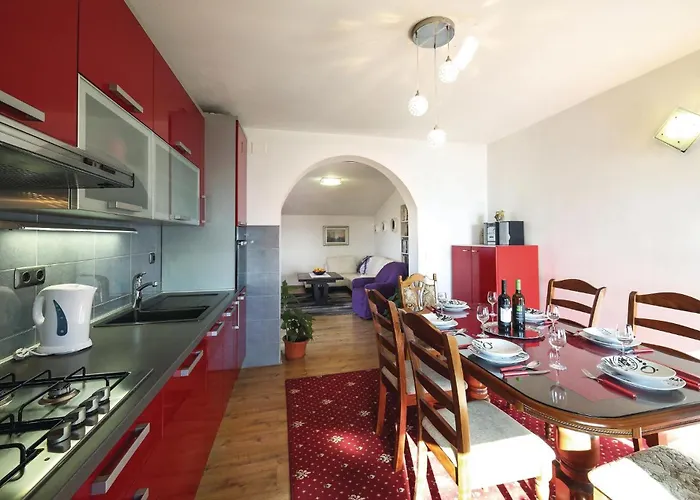 Three-bedroom In Kastel Kambelovac