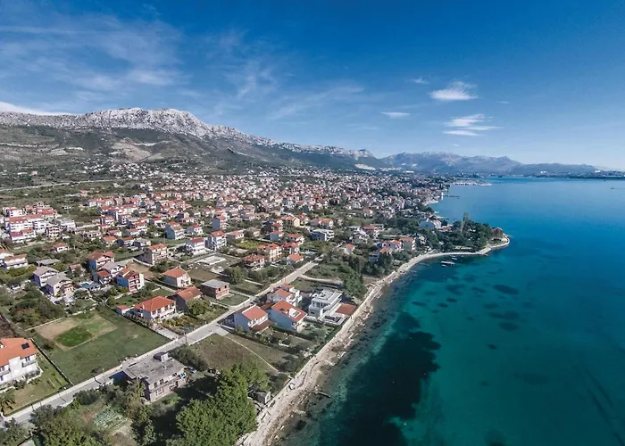 Three-bedroom In Kastel Kambelovac *