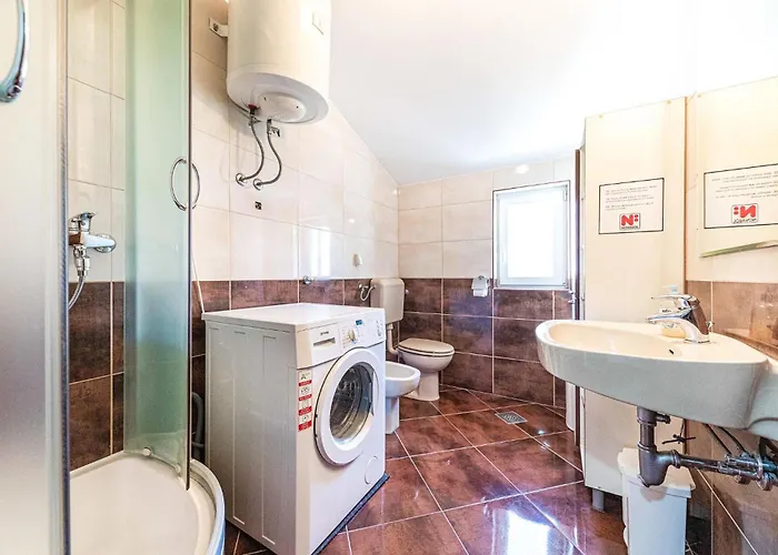 Three-bedroom In Kastel Kambelovac Διαμέρισμα *