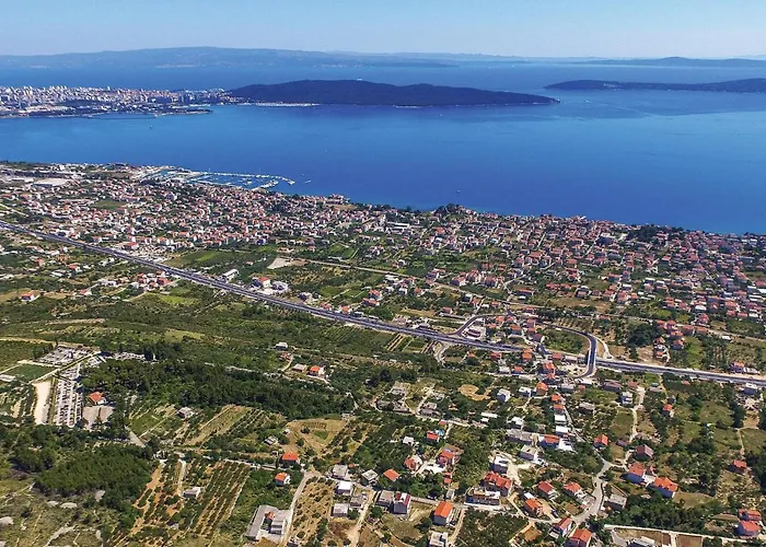 Three-bedroom In Kastel Kambelovac Διαμέρισμα *